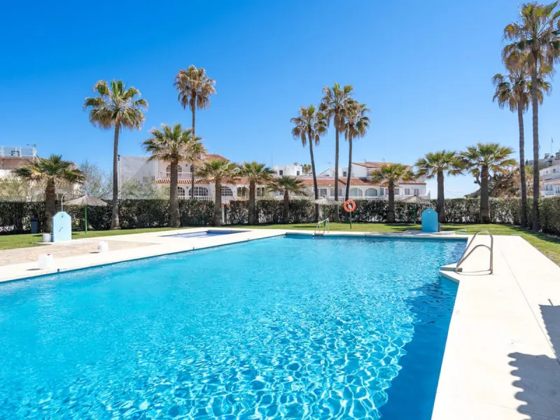 Town House for sale in , Manilva with 3 bedrooms, 2 bathrooms and with orientation south/east, with communal swimming pool, private garage (1 parking spaces) and private garden. Regarding property dimensions, it has 142 m² built and 25 m² terrace. Has the
