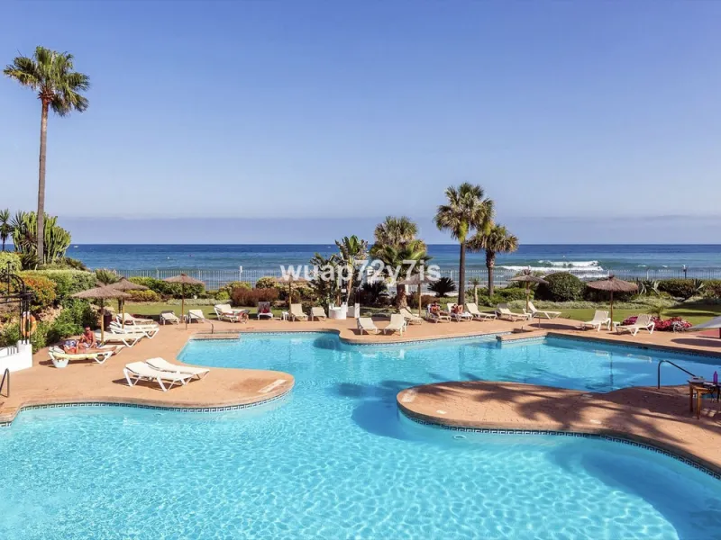 Luxury Ground Floor Apartment in Ventura Del Mar with Private Spacious Terrace.