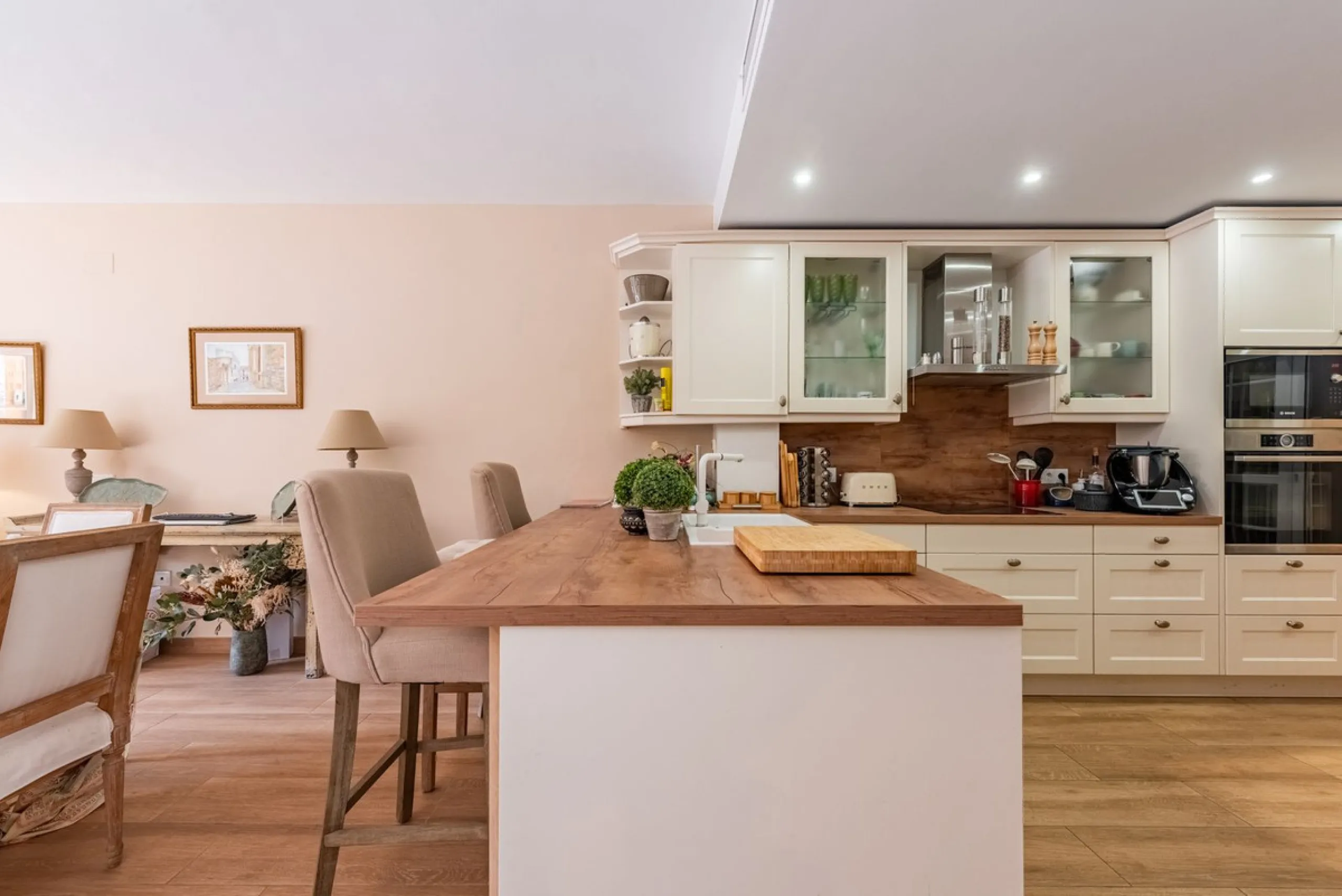 Located within the secure gated community of Oasis de Nagüeles, this beautifully presented semi-detached home offers the perfect blend of comfort, style, and convenience. With three bedrooms, generous living spaces, and a prime location in one of Marbella