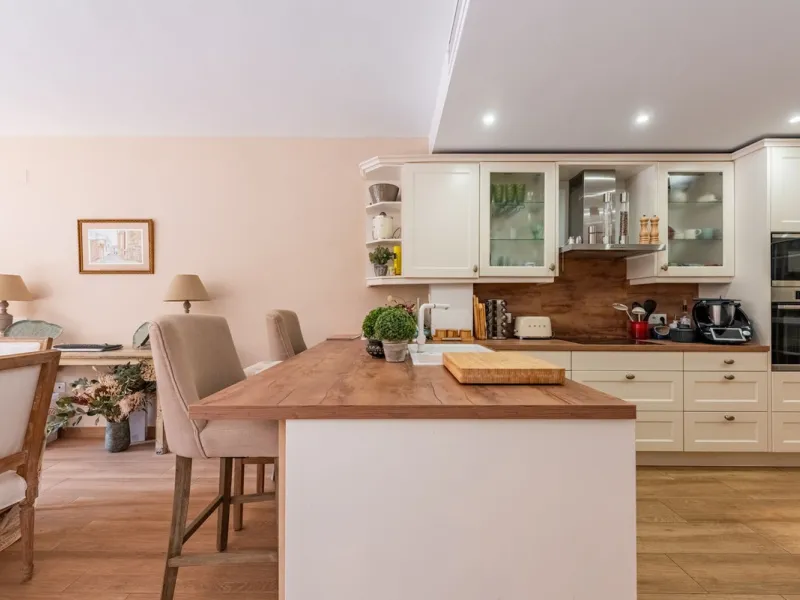 Located within the secure gated community of Oasis de Nagüeles, this beautifully presented semi-detached home offers the perfect blend of comfort, style, and convenience. With three bedrooms, generous living spaces, and a prime location in one of Marbella
