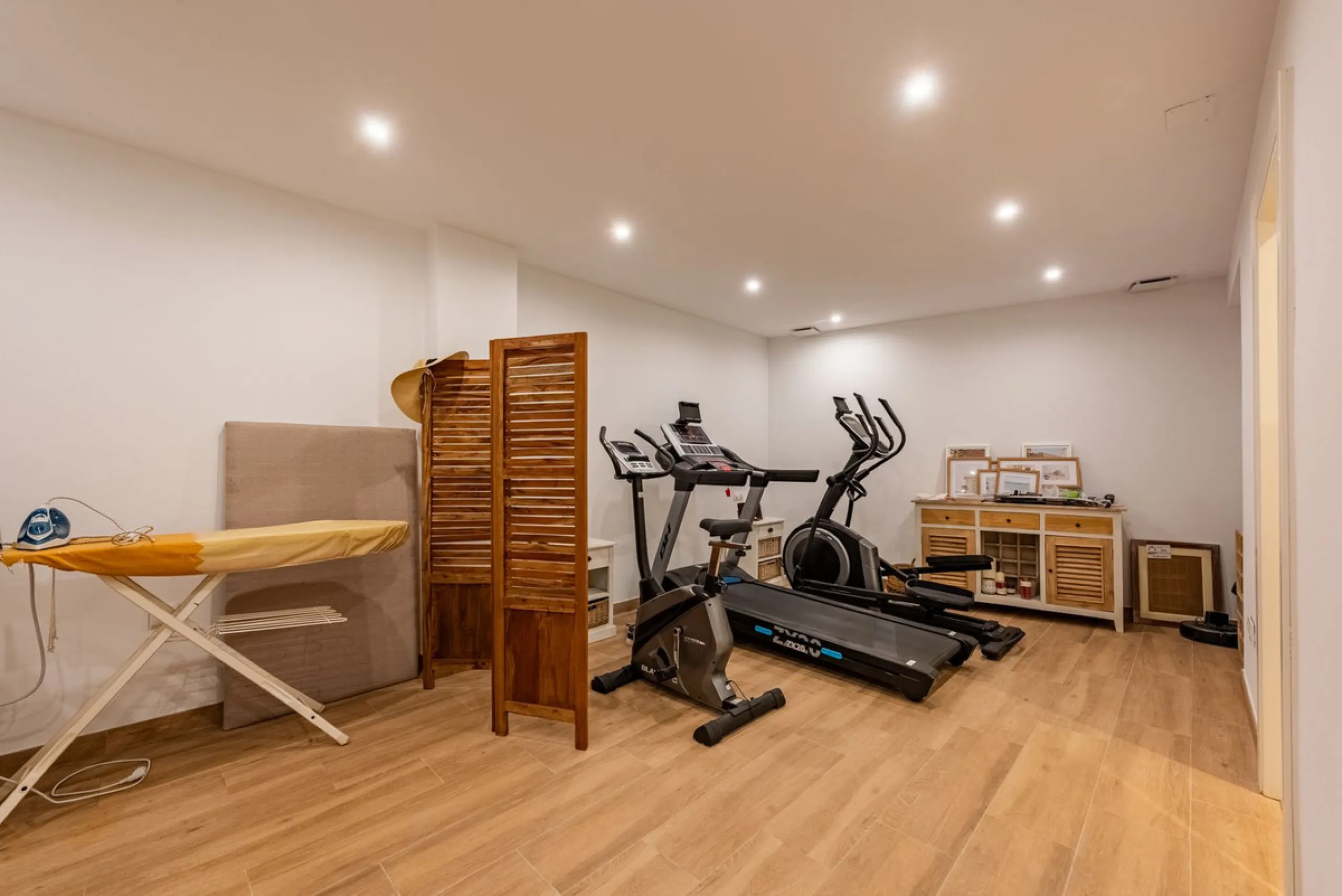 Located within the secure gated community of Oasis de Nagüeles, this beautifully presented semi-detached home offers the perfect blend of comfort, style, and convenience. With three bedrooms, generous living spaces, and a prime location in one of Marbella