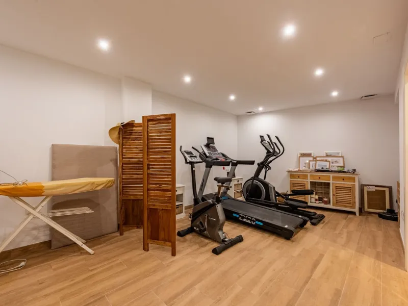 Located within the secure gated community of Oasis de Nagüeles, this beautifully presented semi-detached home offers the perfect blend of comfort, style, and convenience. With three bedrooms, generous living spaces, and a prime location in one of Marbella