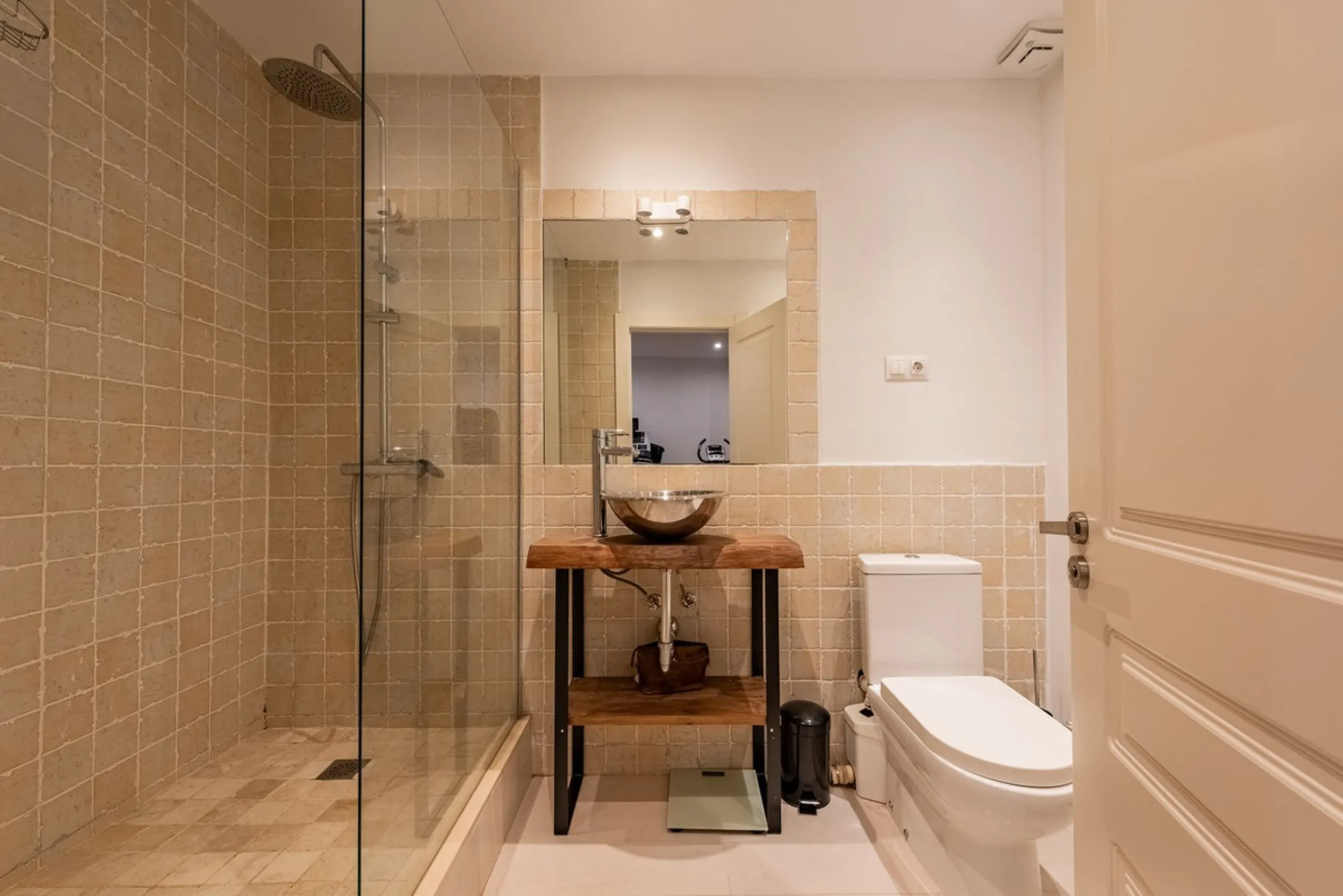 Located within the secure gated community of Oasis de Nagüeles, this beautifully presented semi-detached home offers the perfect blend of comfort, style, and convenience. With three bedrooms, generous living spaces, and a prime location in one of Marbella