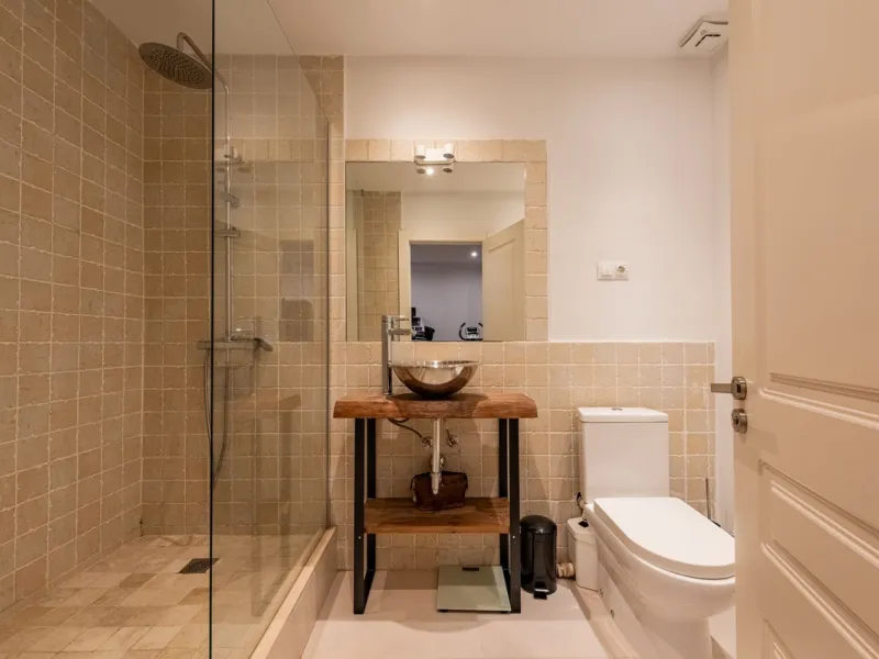 Located within the secure gated community of Oasis de Nagüeles, this beautifully presented semi-detached home offers the perfect blend of comfort, style, and convenience. With three bedrooms, generous living spaces, and a prime location in one of Marbella