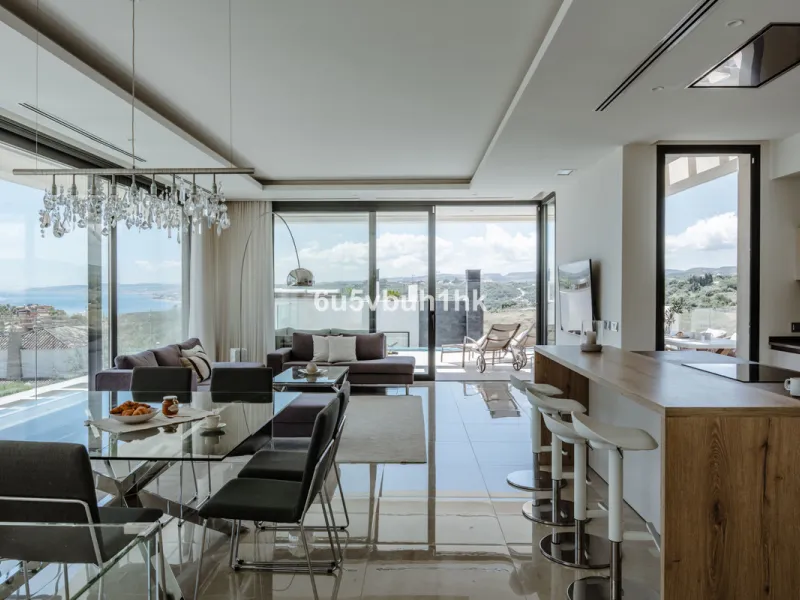 House - Detached Villa в продаже в Estepona, Málaga. В доме 5 спален и 4 ванных комнат. Площадь дома 508 м². Площадь участка 624 м²