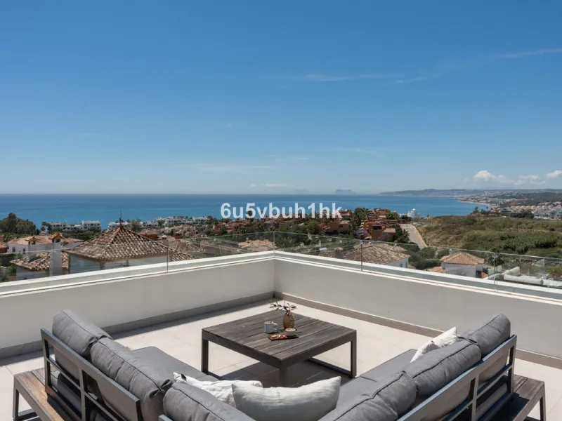 House - Detached Villa в продаже в Estepona, Málaga. В доме 5 спален и 4 ванных комнат. Площадь дома 508 м². Площадь участка 624 м²
