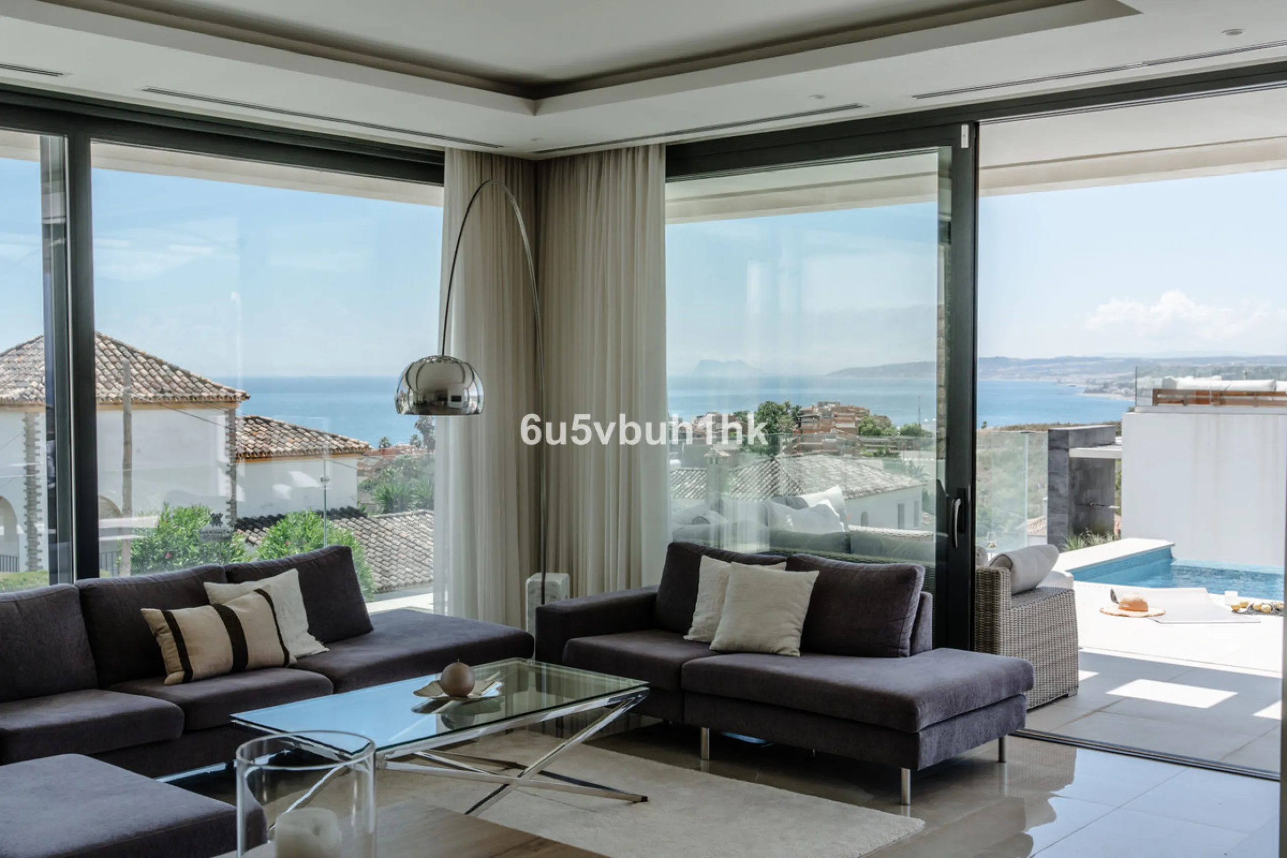 House - Detached Villa в продаже в Estepona, Málaga. В доме 5 спален и 4 ванных комнат. Площадь дома 508 м². Площадь участка 624 м²