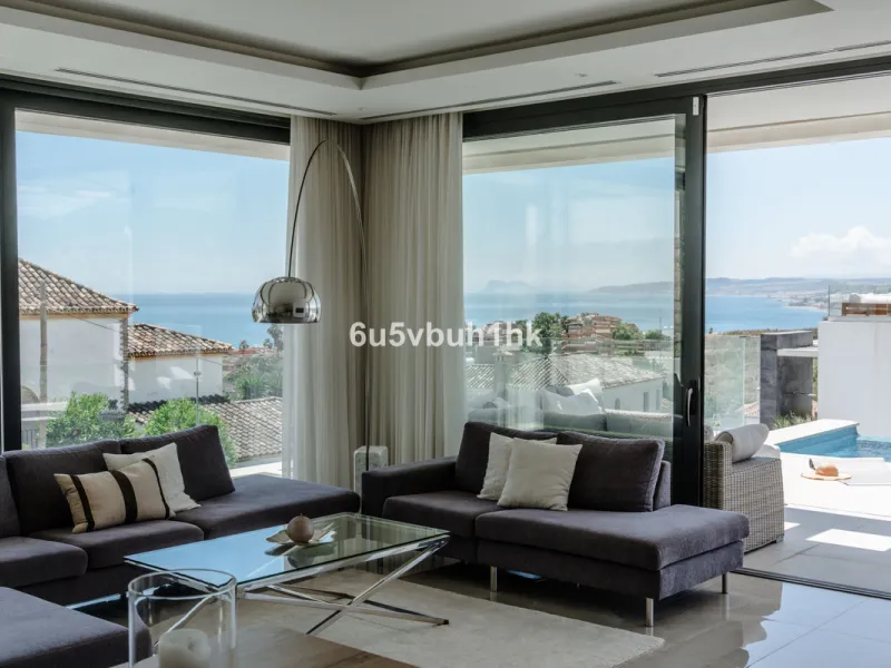 House - Detached Villa в продаже в Estepona, Málaga. В доме 5 спален и 4 ванных комнат. Площадь дома 508 м². Площадь участка 624 м²
