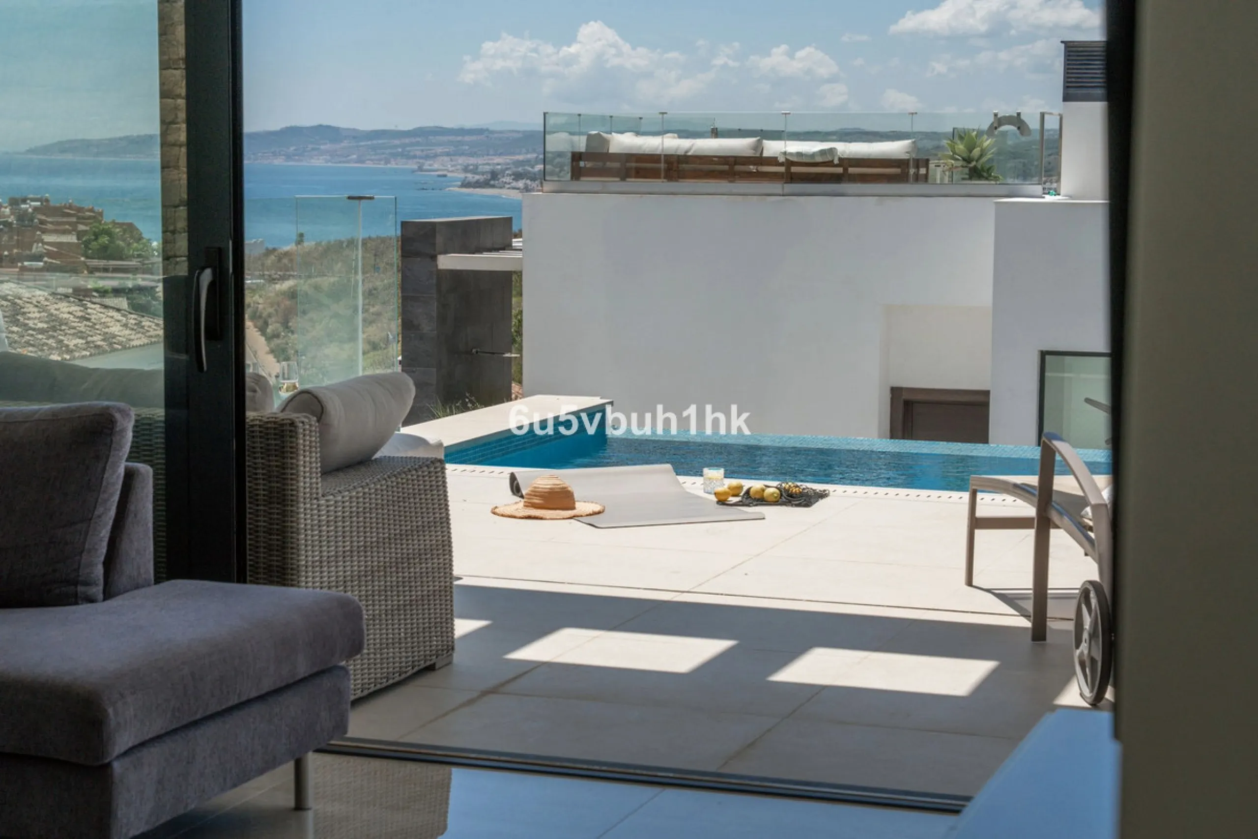 House - Detached Villa в продаже в Estepona, Málaga. В доме 5 спален и 4 ванных комнат. Площадь дома 508 м². Площадь участка 624 м²