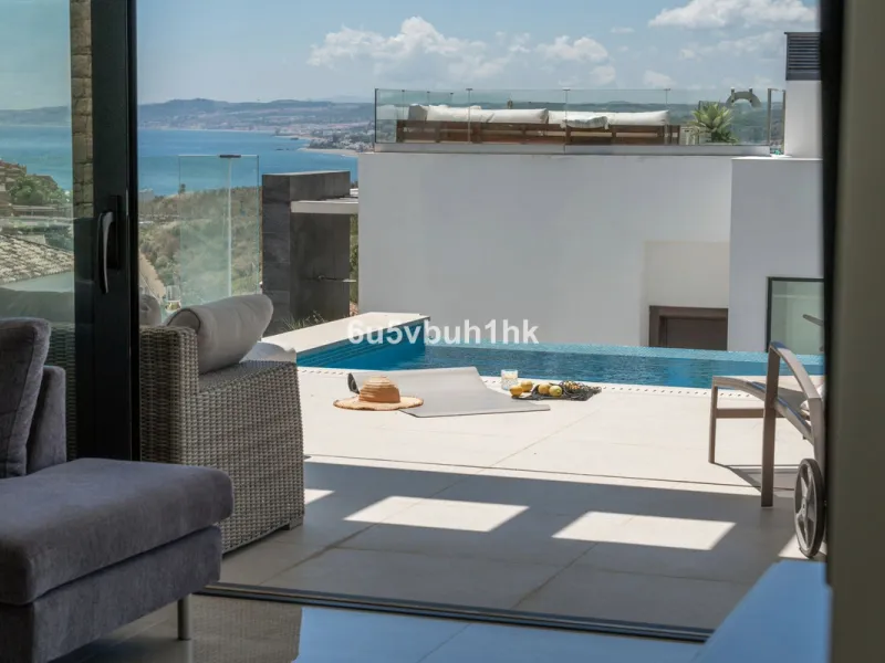 House - Detached Villa в продаже в Estepona, Málaga. В доме 5 спален и 4 ванных комнат. Площадь дома 508 м². Площадь участка 624 м²