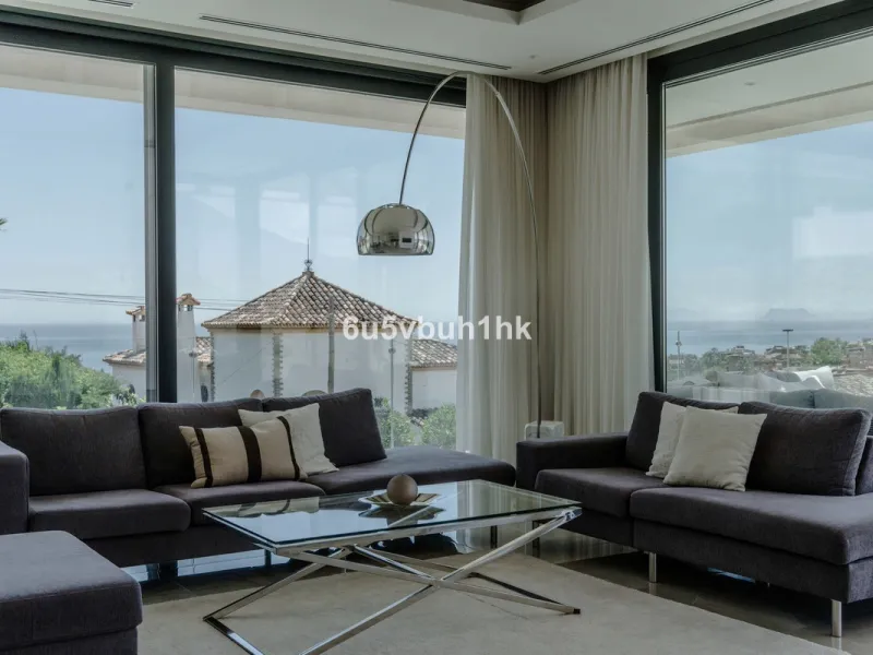 House - Detached Villa в продаже в Estepona, Málaga. В доме 5 спален и 4 ванных комнат. Площадь дома 508 м². Площадь участка 624 м²