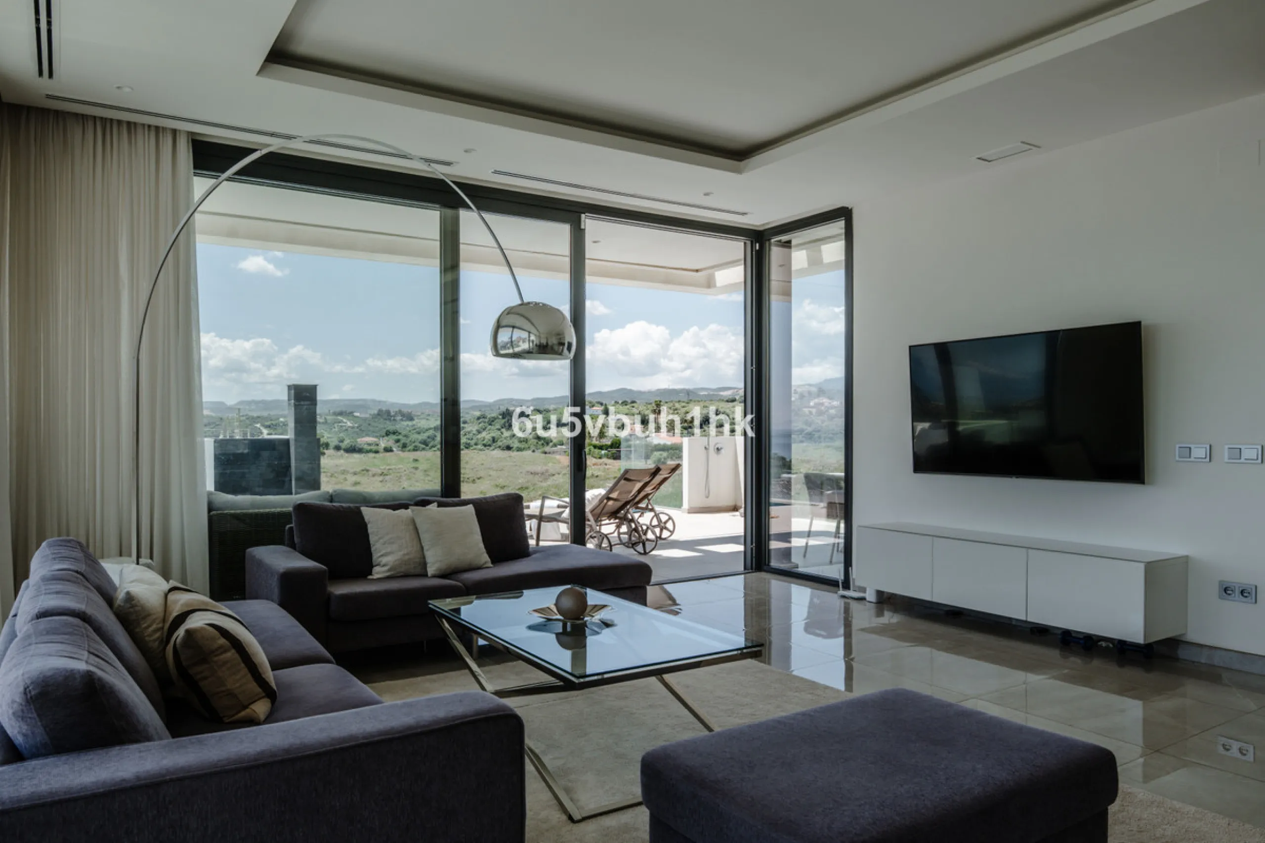 House - Detached Villa в продаже в Estepona, Málaga. В доме 5 спален и 4 ванных комнат. Площадь дома 508 м². Площадь участка 624 м²