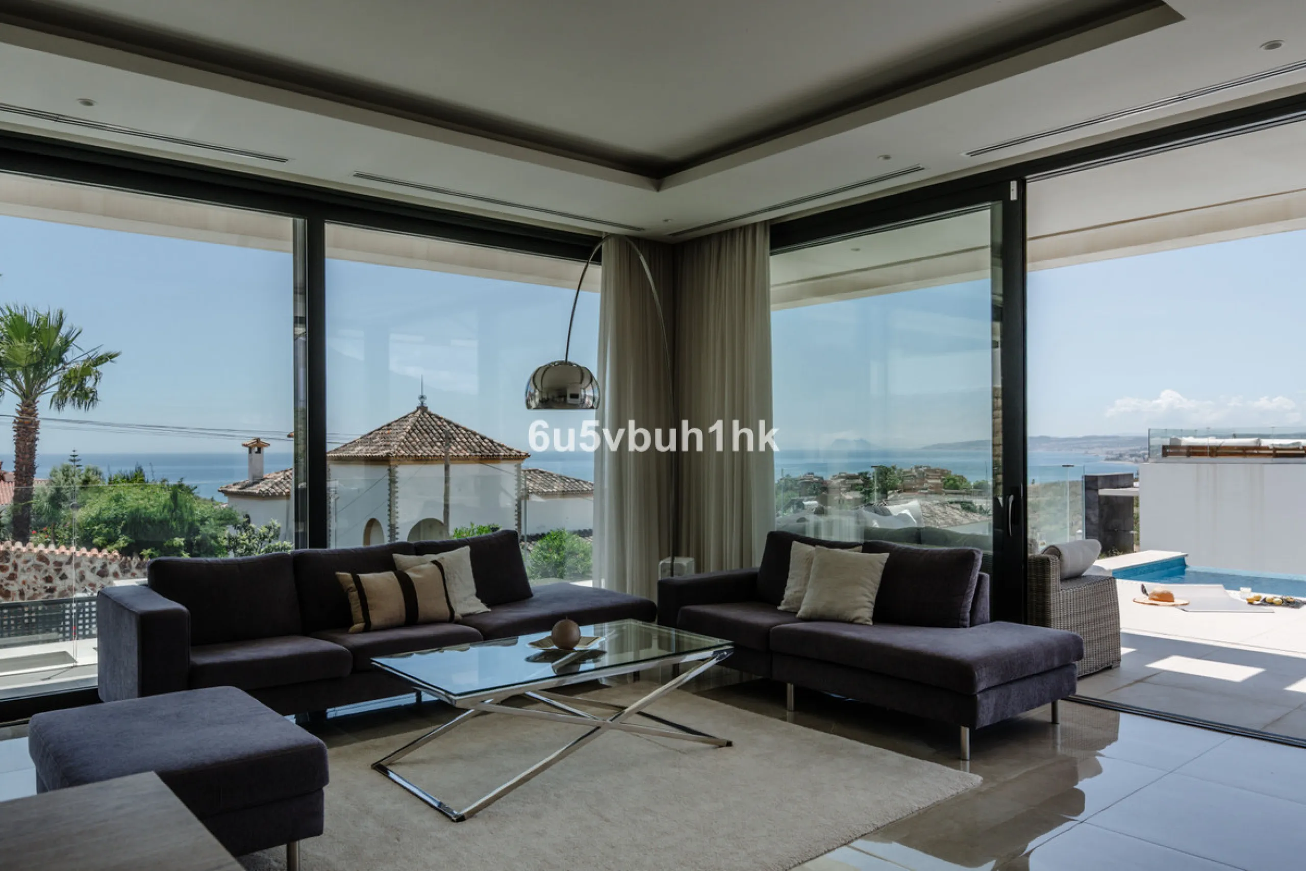 House - Detached Villa в продаже в Estepona, Málaga. В доме 5 спален и 4 ванных комнат. Площадь дома 508 м². Площадь участка 624 м²