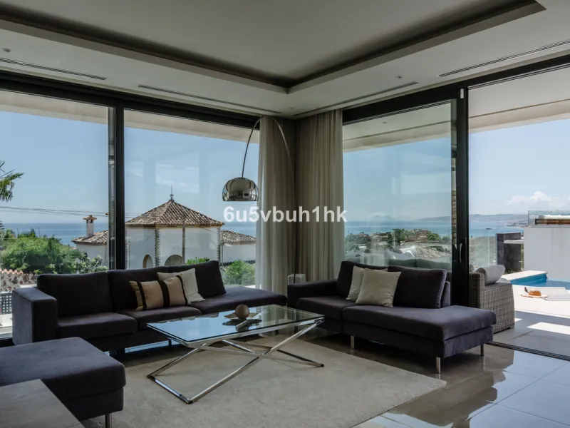 House - Detached Villa в продаже в Estepona, Málaga. В доме 5 спален и 4 ванных комнат. Площадь дома 508 м². Площадь участка 624 м²