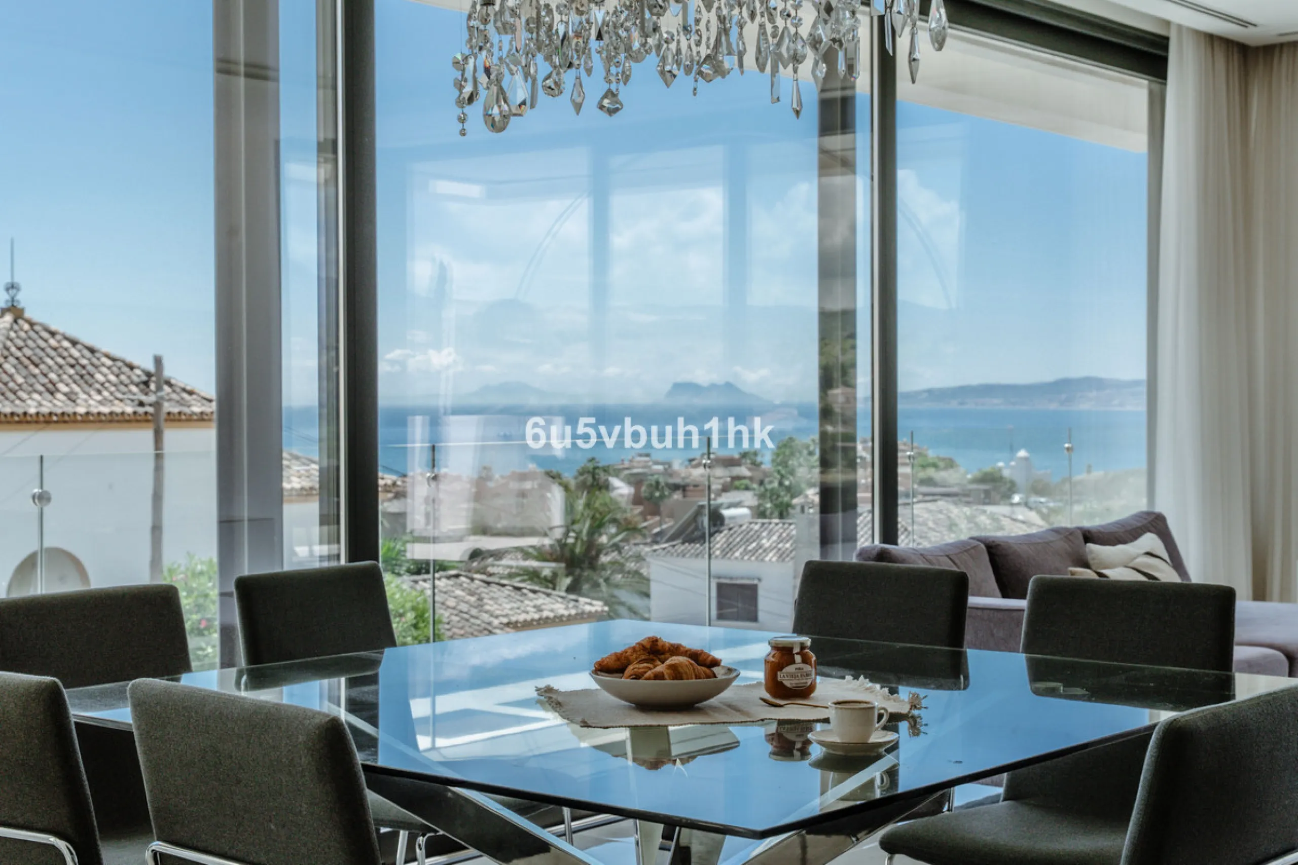 House - Detached Villa в продаже в Estepona, Málaga. В доме 5 спален и 4 ванных комнат. Площадь дома 508 м². Площадь участка 624 м²