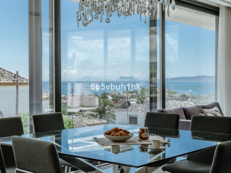 House - Detached Villa в продаже в Estepona, Málaga. В доме 5 спален и 4 ванных комнат. Площадь дома 508 м². Площадь участка 624 м²