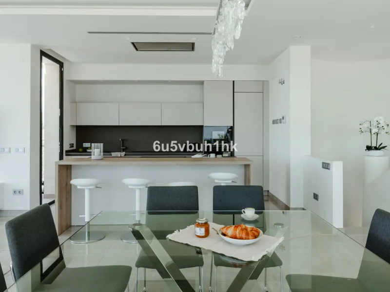 House - Detached Villa в продаже в Estepona, Málaga. В доме 5 спален и 4 ванных комнат. Площадь дома 508 м². Площадь участка 624 м²