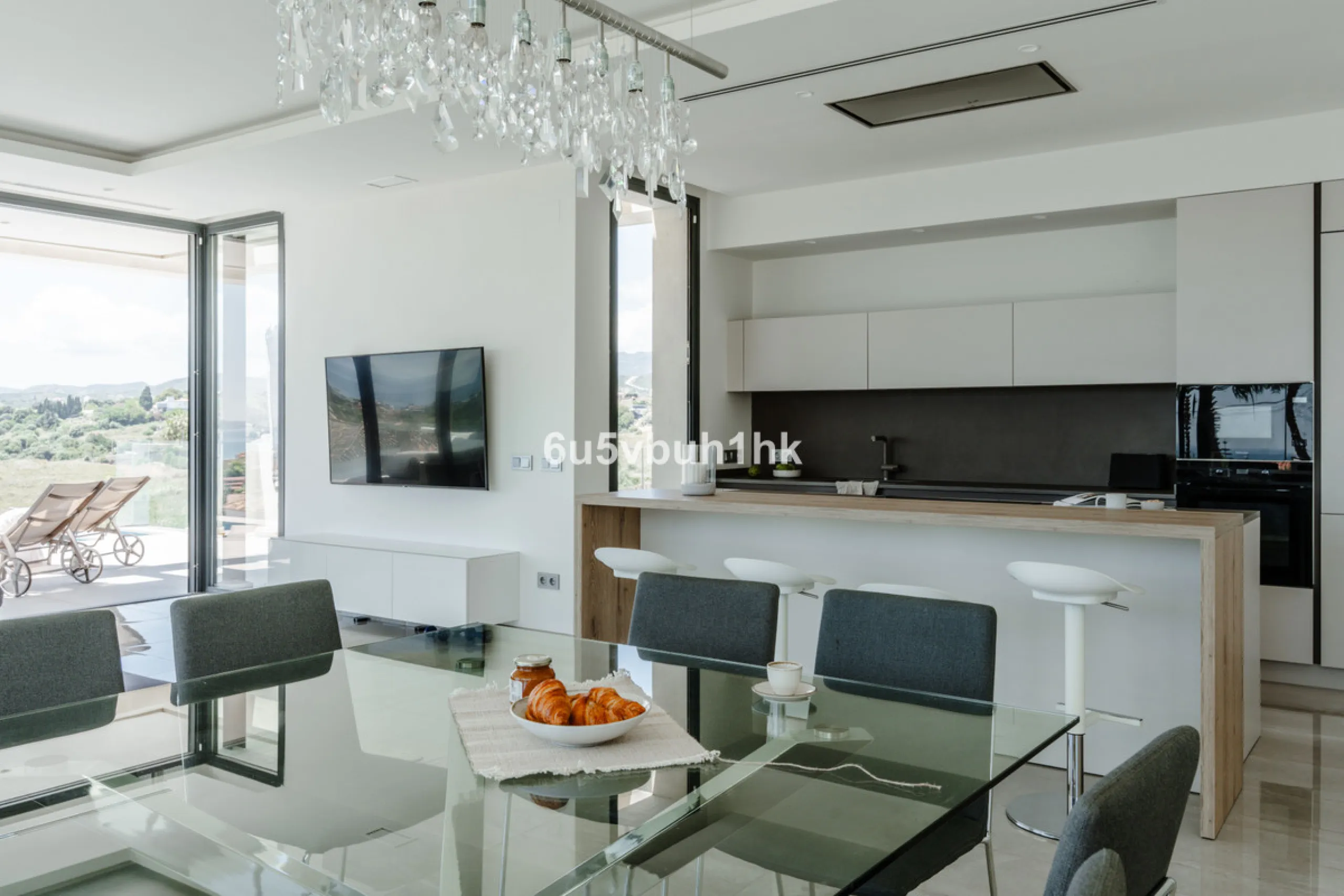 House - Detached Villa в продаже в Estepona, Málaga. В доме 5 спален и 4 ванных комнат. Площадь дома 508 м². Площадь участка 624 м²
