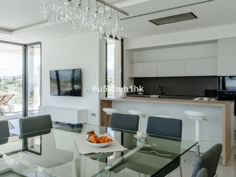 House - Detached Villa в продаже в Estepona, Málaga. В доме 5 спален и 4 ванных комнат. Площадь дома 508 м². Площадь участка 624 м²