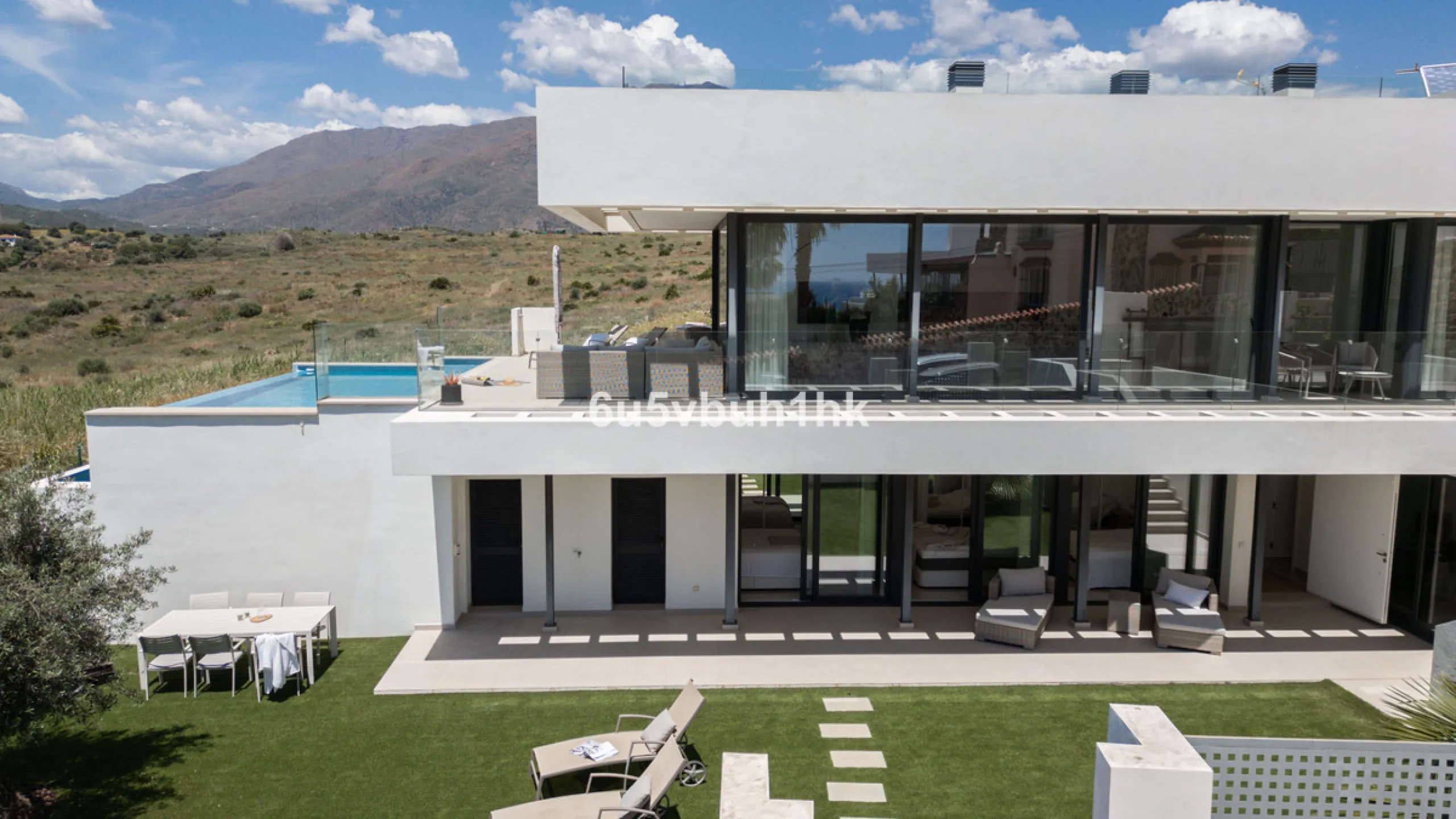House - Detached Villa в продаже в Estepona, Málaga. В доме 5 спален и 4 ванных комнат. Площадь дома 508 м². Площадь участка 624 м²