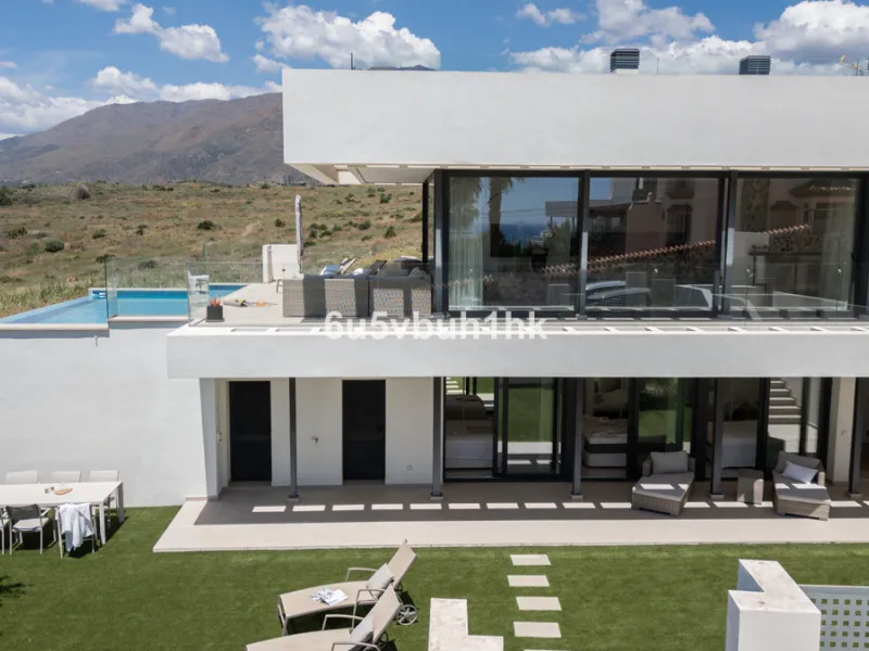 House - Detached Villa в продаже в Estepona, Málaga. В доме 5 спален и 4 ванных комнат. Площадь дома 508 м². Площадь участка 624 м²