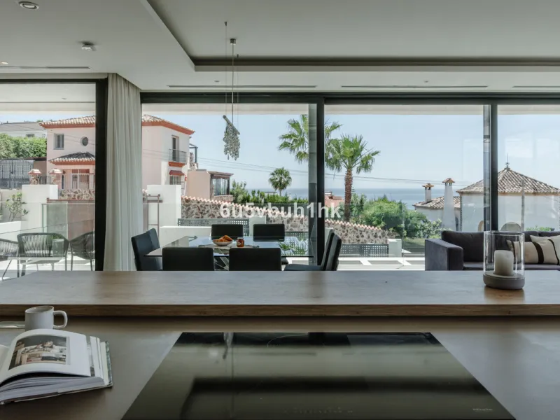 House - Detached Villa в продаже в Estepona, Málaga. В доме 5 спален и 4 ванных комнат. Площадь дома 508 м². Площадь участка 624 м²