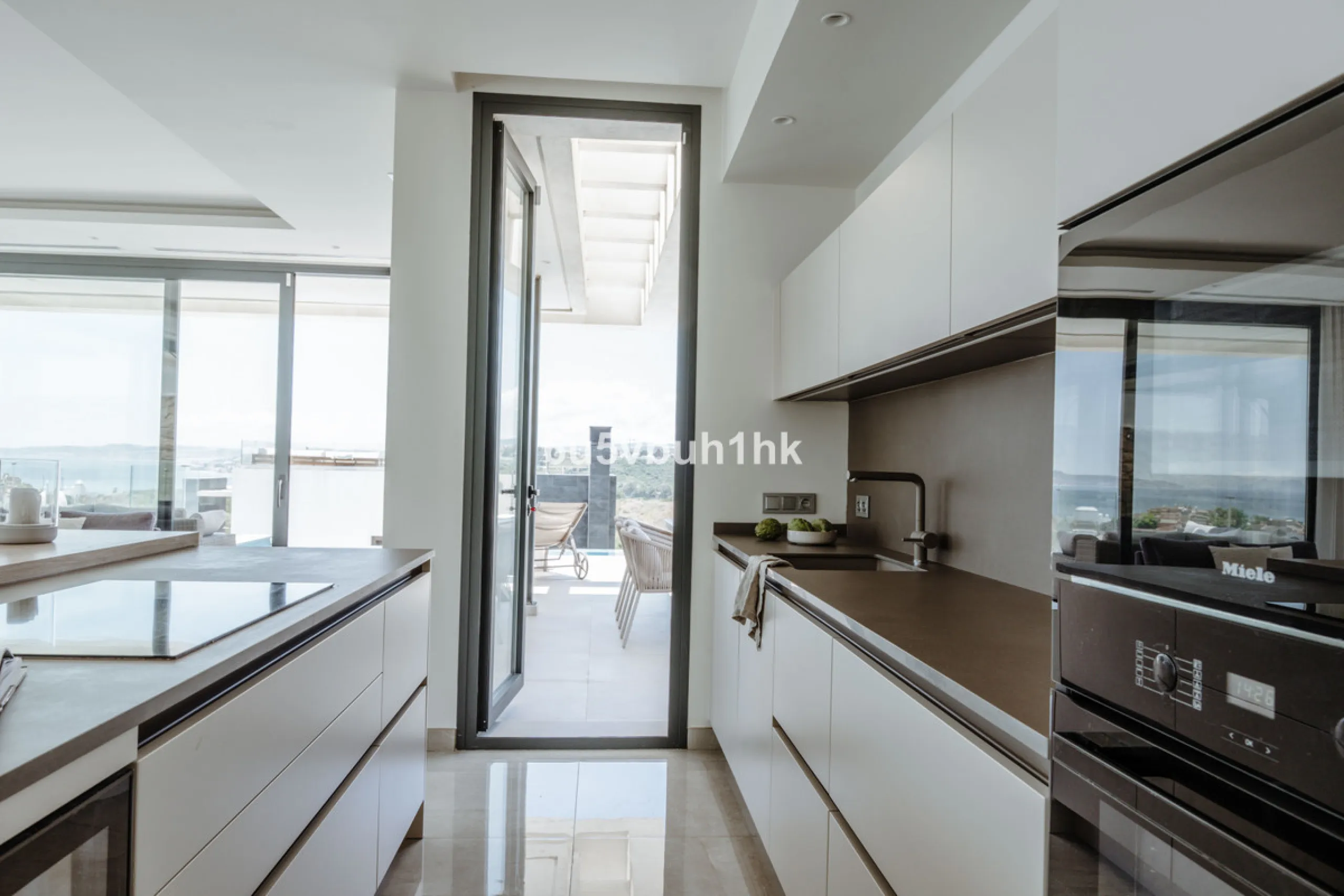 House - Detached Villa в продаже в Estepona, Málaga. В доме 5 спален и 4 ванных комнат. Площадь дома 508 м². Площадь участка 624 м²