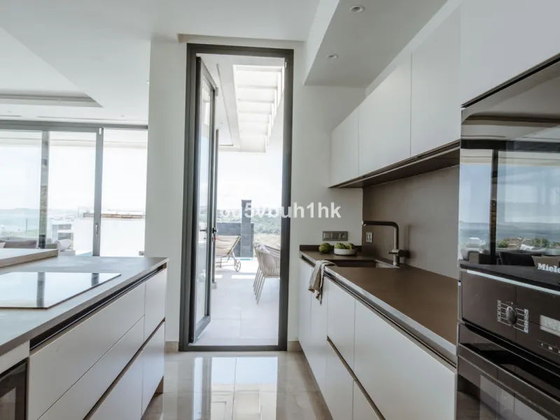 House - Detached Villa в продаже в Estepona, Málaga. В доме 5 спален и 4 ванных комнат. Площадь дома 508 м². Площадь участка 624 м²