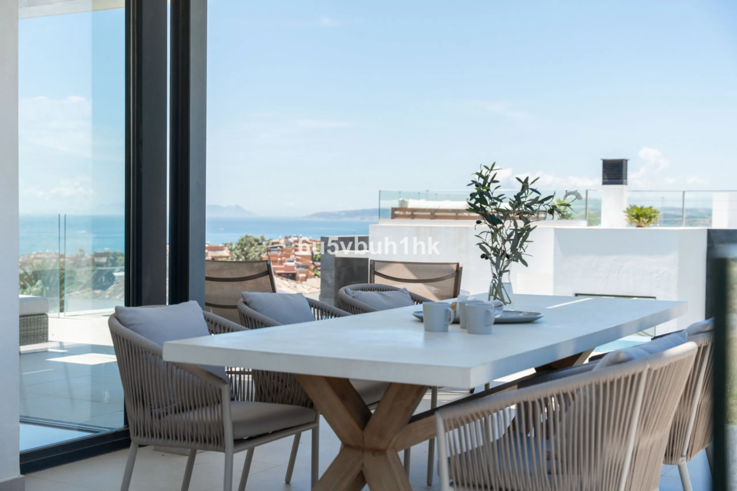 House - Detached Villa в продаже в Estepona, Málaga. В доме 5 спален и 4 ванных комнат. Площадь дома 508 м². Площадь участка 624 м²