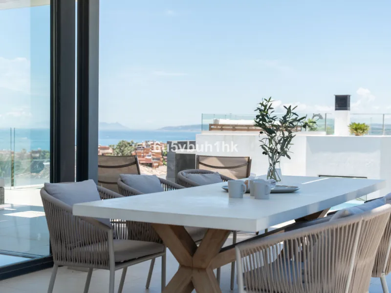 House - Detached Villa в продаже в Estepona, Málaga. В доме 5 спален и 4 ванных комнат. Площадь дома 508 м². Площадь участка 624 м²