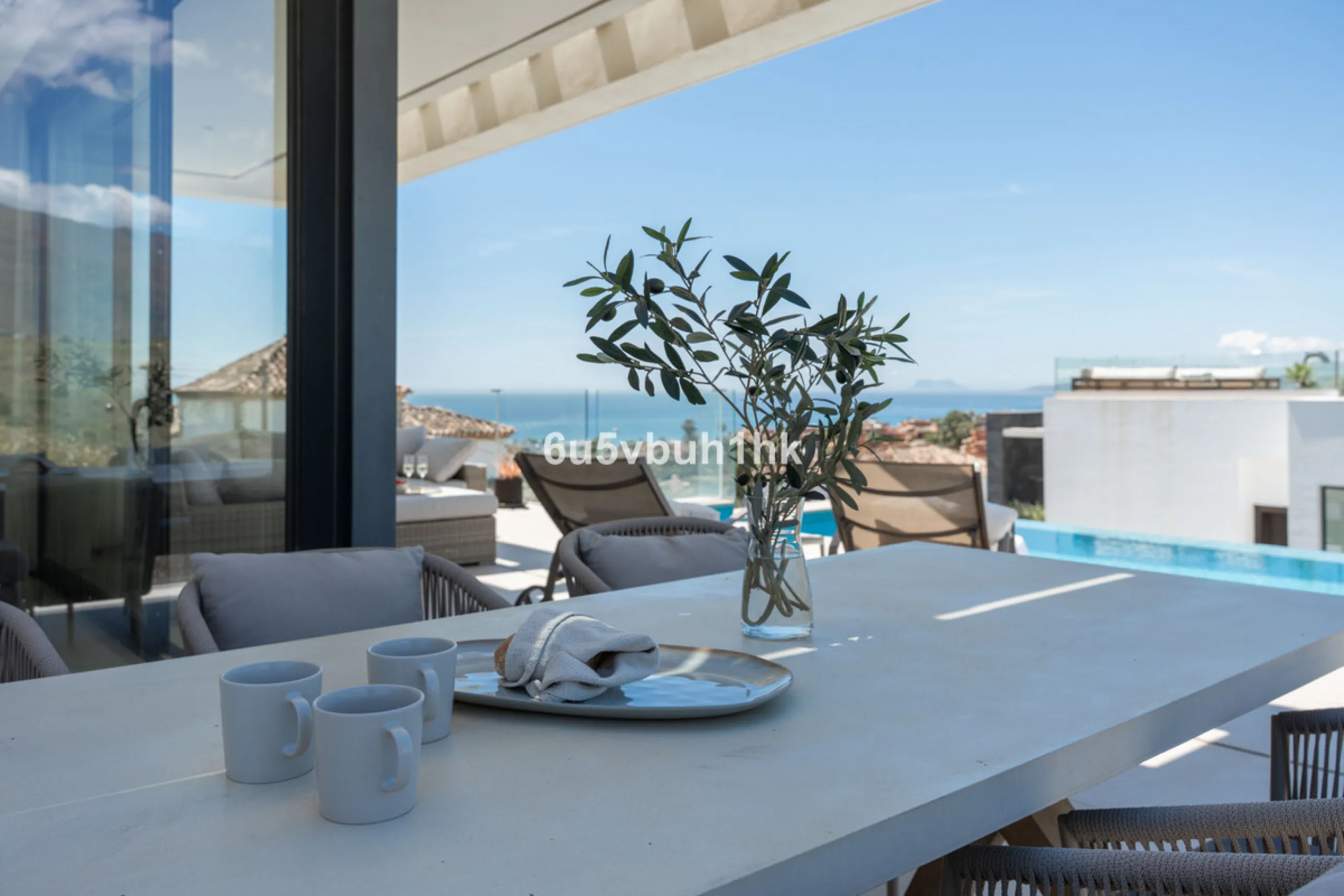 House - Detached Villa в продаже в Estepona, Málaga. В доме 5 спален и 4 ванных комнат. Площадь дома 508 м². Площадь участка 624 м²