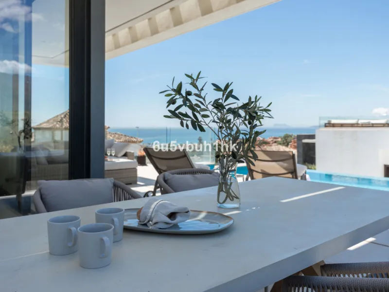 House - Detached Villa в продаже в Estepona, Málaga. В доме 5 спален и 4 ванных комнат. Площадь дома 508 м². Площадь участка 624 м²