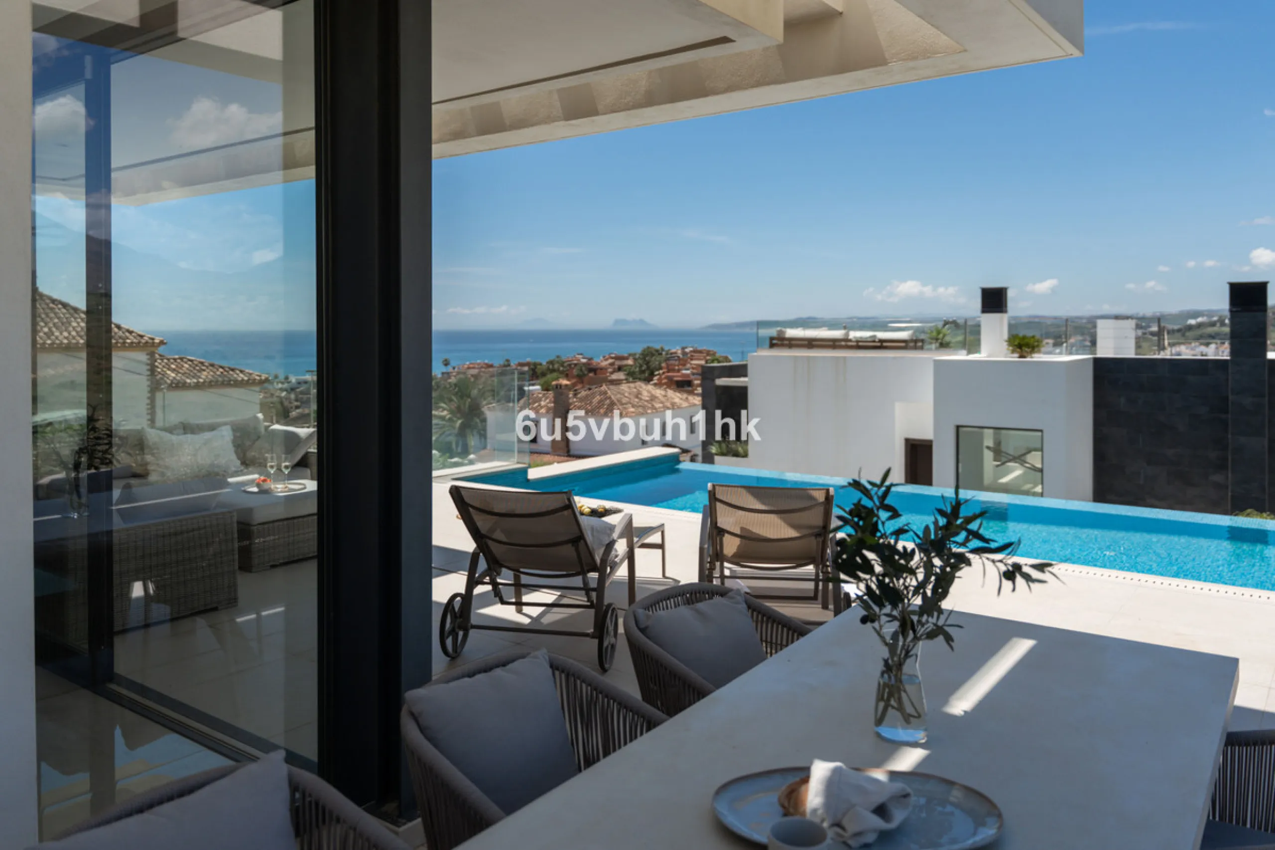 House - Detached Villa в продаже в Estepona, Málaga. В доме 5 спален и 4 ванных комнат. Площадь дома 508 м². Площадь участка 624 м²