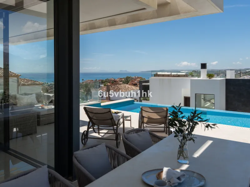 House - Detached Villa в продаже в Estepona, Málaga. В доме 5 спален и 4 ванных комнат. Площадь дома 508 м². Площадь участка 624 м²