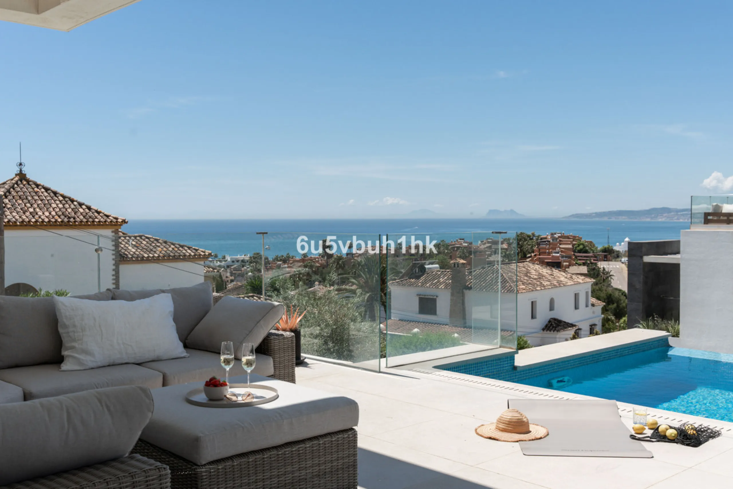 House - Detached Villa в продаже в Estepona, Málaga. В доме 5 спален и 4 ванных комнат. Площадь дома 508 м². Площадь участка 624 м²