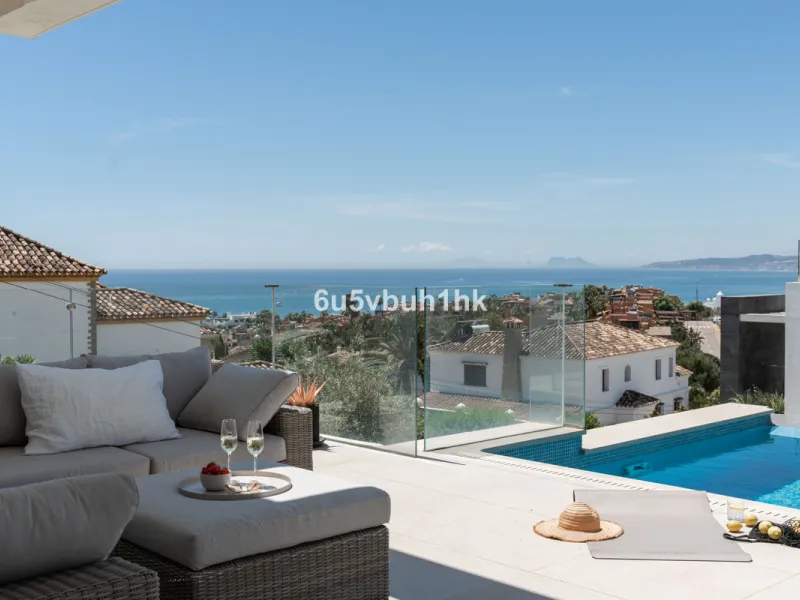 House - Detached Villa в продаже в Estepona, Málaga. В доме 5 спален и 4 ванных комнат. Площадь дома 508 м². Площадь участка 624 м²