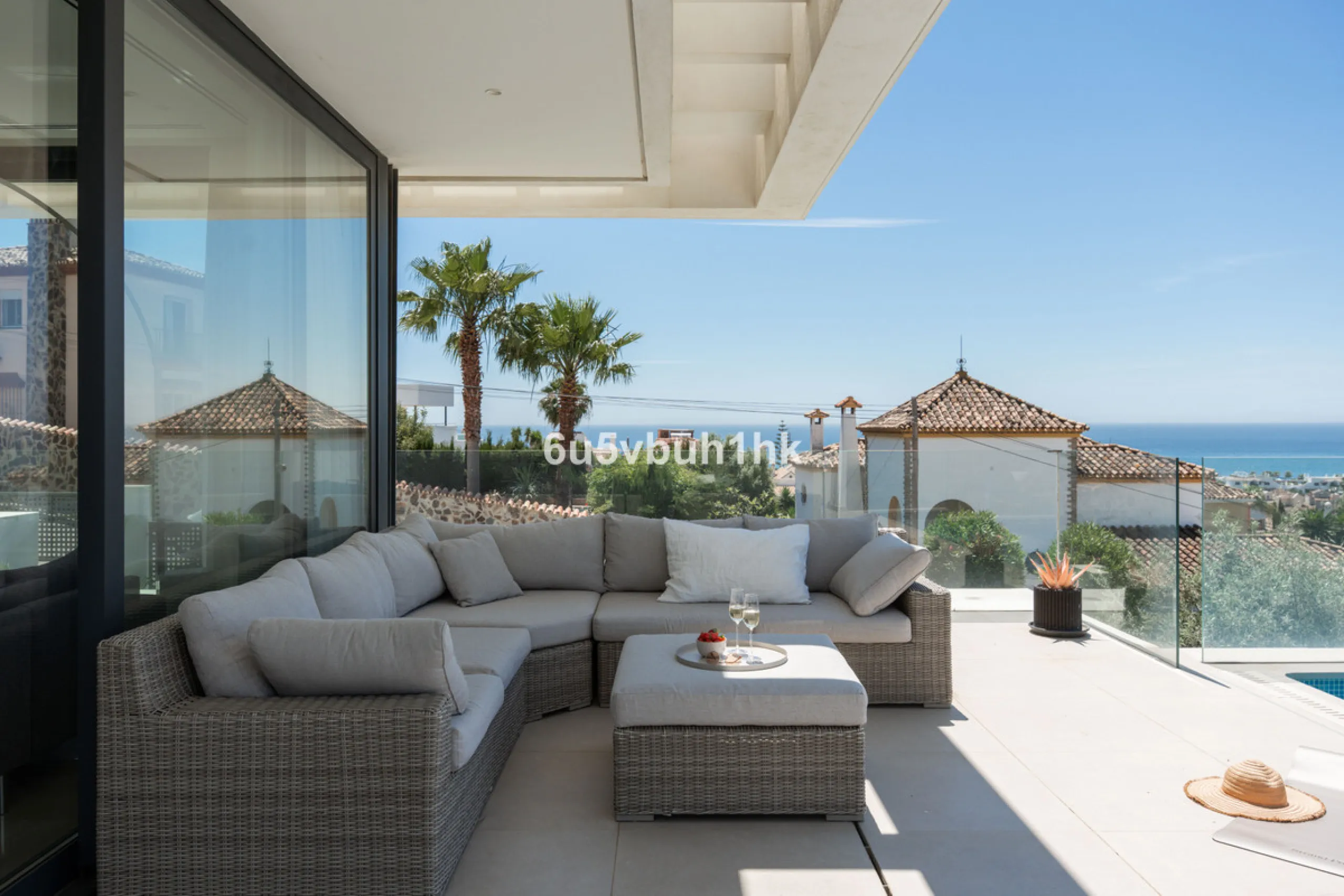 House - Detached Villa в продаже в Estepona, Málaga. В доме 5 спален и 4 ванных комнат. Площадь дома 508 м². Площадь участка 624 м²