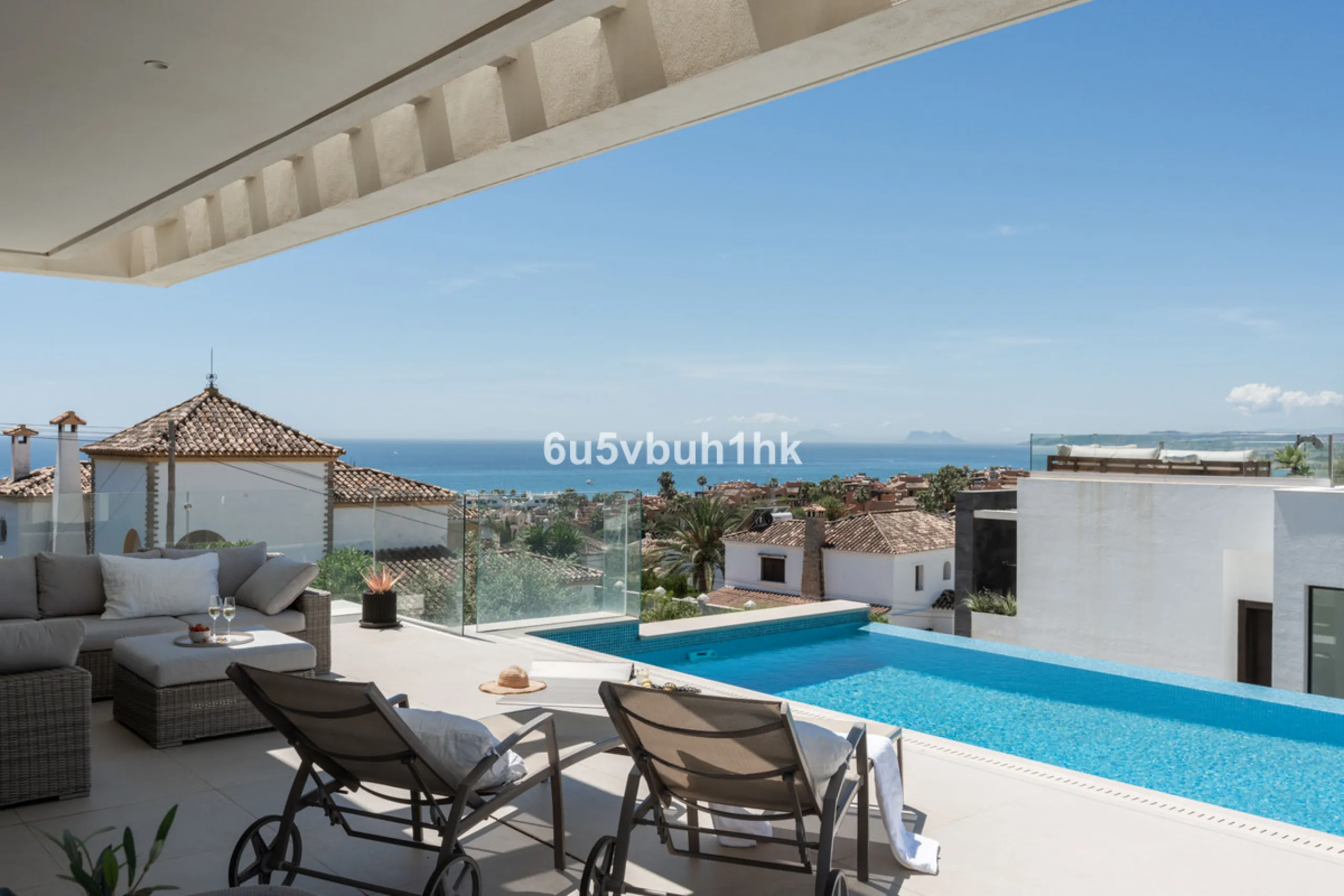 House - Detached Villa в продаже в Estepona, Málaga. В доме 5 спален и 4 ванных комнат. Площадь дома 508 м². Площадь участка 624 м²