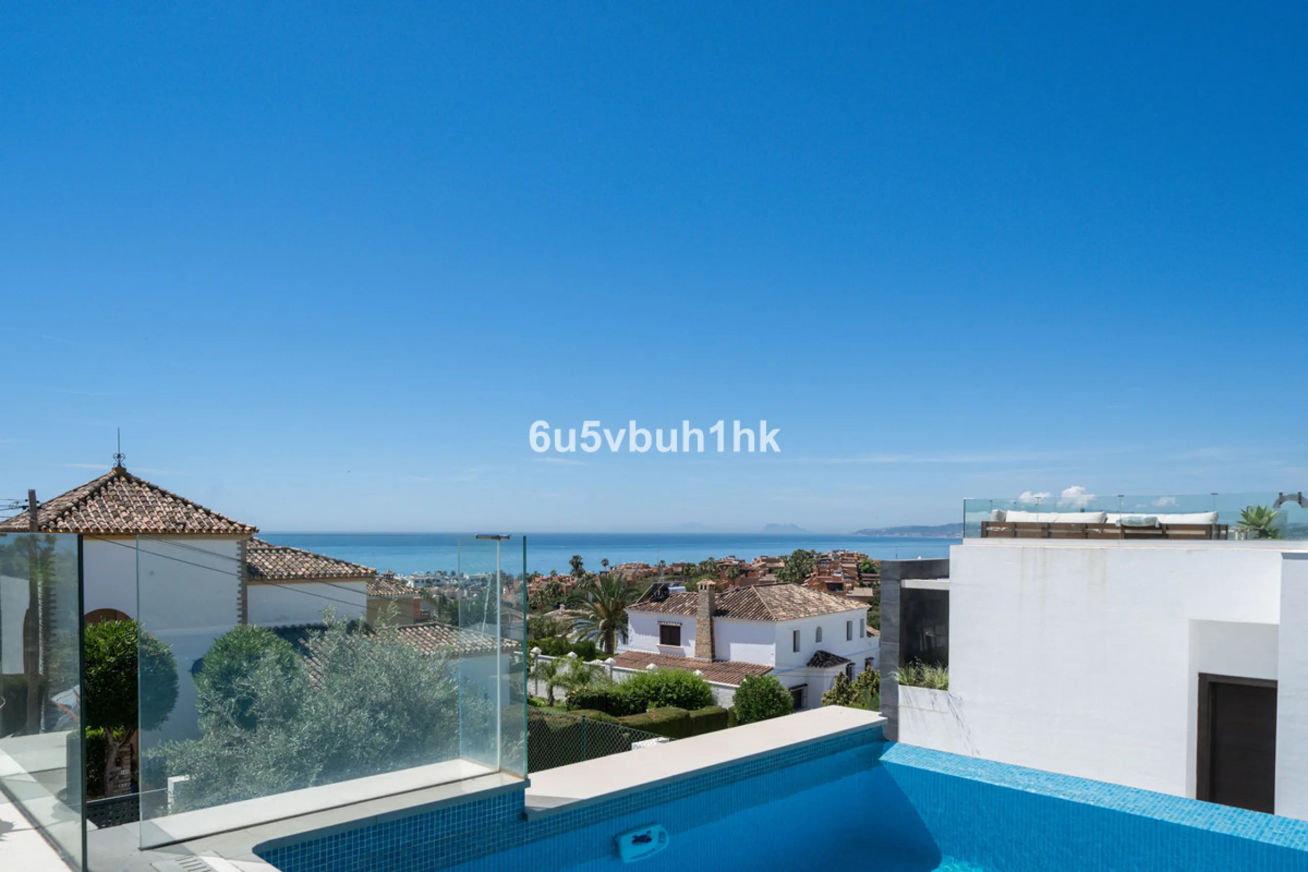 House - Detached Villa в продаже в Estepona, Málaga. В доме 5 спален и 4 ванных комнат. Площадь дома 508 м². Площадь участка 624 м²