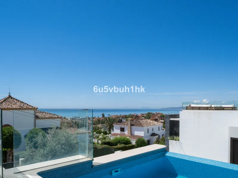 House - Detached Villa в продаже в Estepona, Málaga. В доме 5 спален и 4 ванных комнат. Площадь дома 508 м². Площадь участка 624 м²