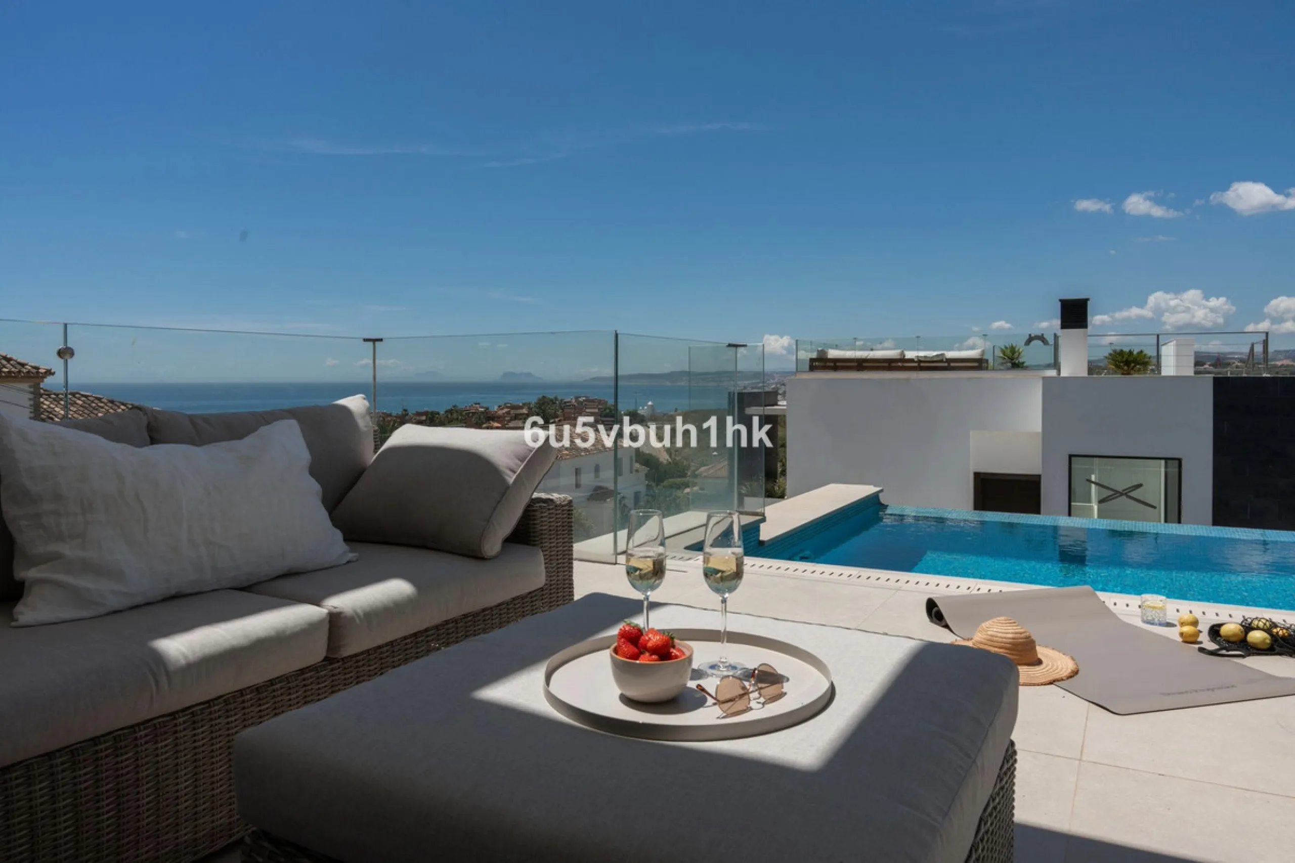 House - Detached Villa в продаже в Estepona, Málaga. В доме 5 спален и 4 ванных комнат. Площадь дома 508 м². Площадь участка 624 м²