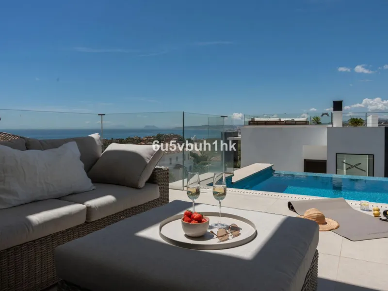 House - Detached Villa в продаже в Estepona, Málaga. В доме 5 спален и 4 ванных комнат. Площадь дома 508 м². Площадь участка 624 м²