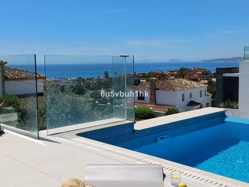 House - Detached Villa в продаже в Estepona, Málaga. В доме 5 спален и 4 ванных комнат. Площадь дома 508 м². Площадь участка 624 м²