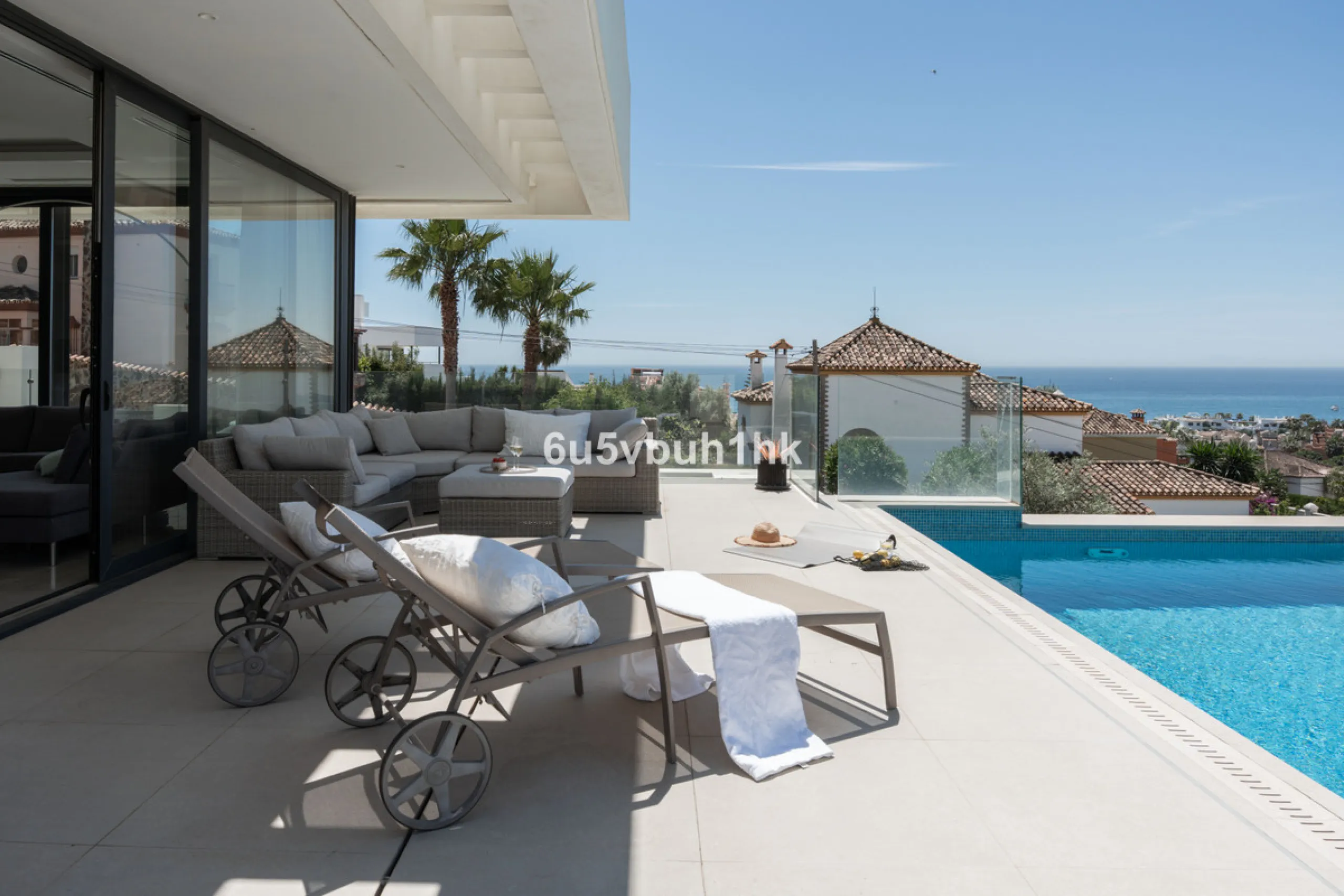 House - Detached Villa в продаже в Estepona, Málaga. В доме 5 спален и 4 ванных комнат. Площадь дома 508 м². Площадь участка 624 м²