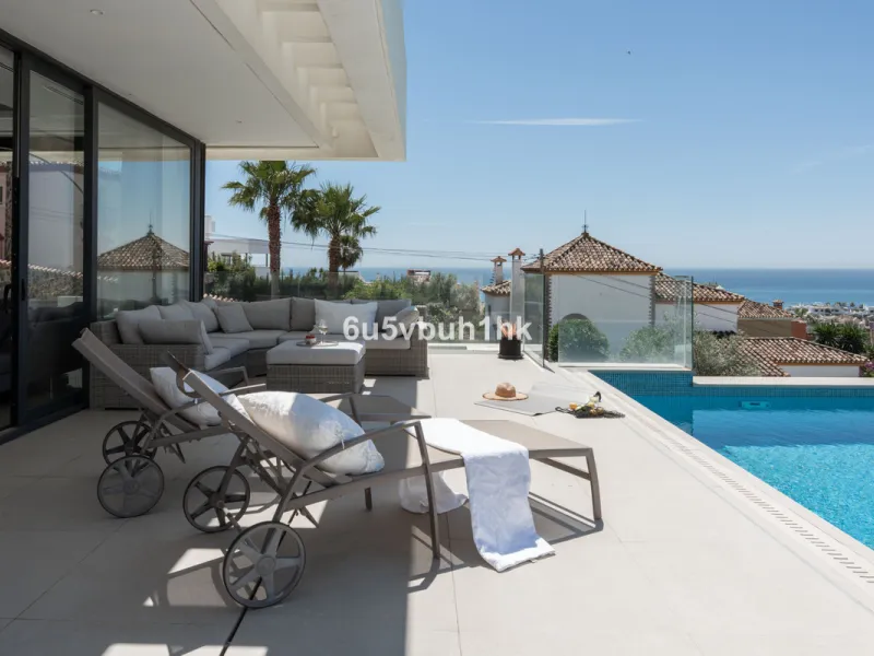 House - Detached Villa в продаже в Estepona, Málaga. В доме 5 спален и 4 ванных комнат. Площадь дома 508 м². Площадь участка 624 м²