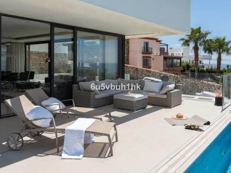 House - Detached Villa в продаже в Estepona, Málaga. В доме 5 спален и 4 ванных комнат. Площадь дома 508 м². Площадь участка 624 м²