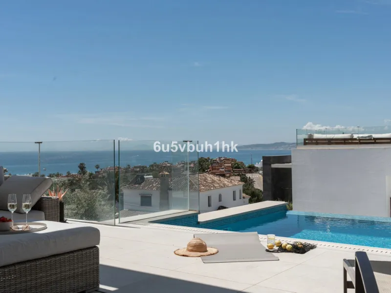 House - Detached Villa в продаже в Estepona, Málaga. В доме 5 спален и 4 ванных комнат. Площадь дома 508 м². Площадь участка 624 м²