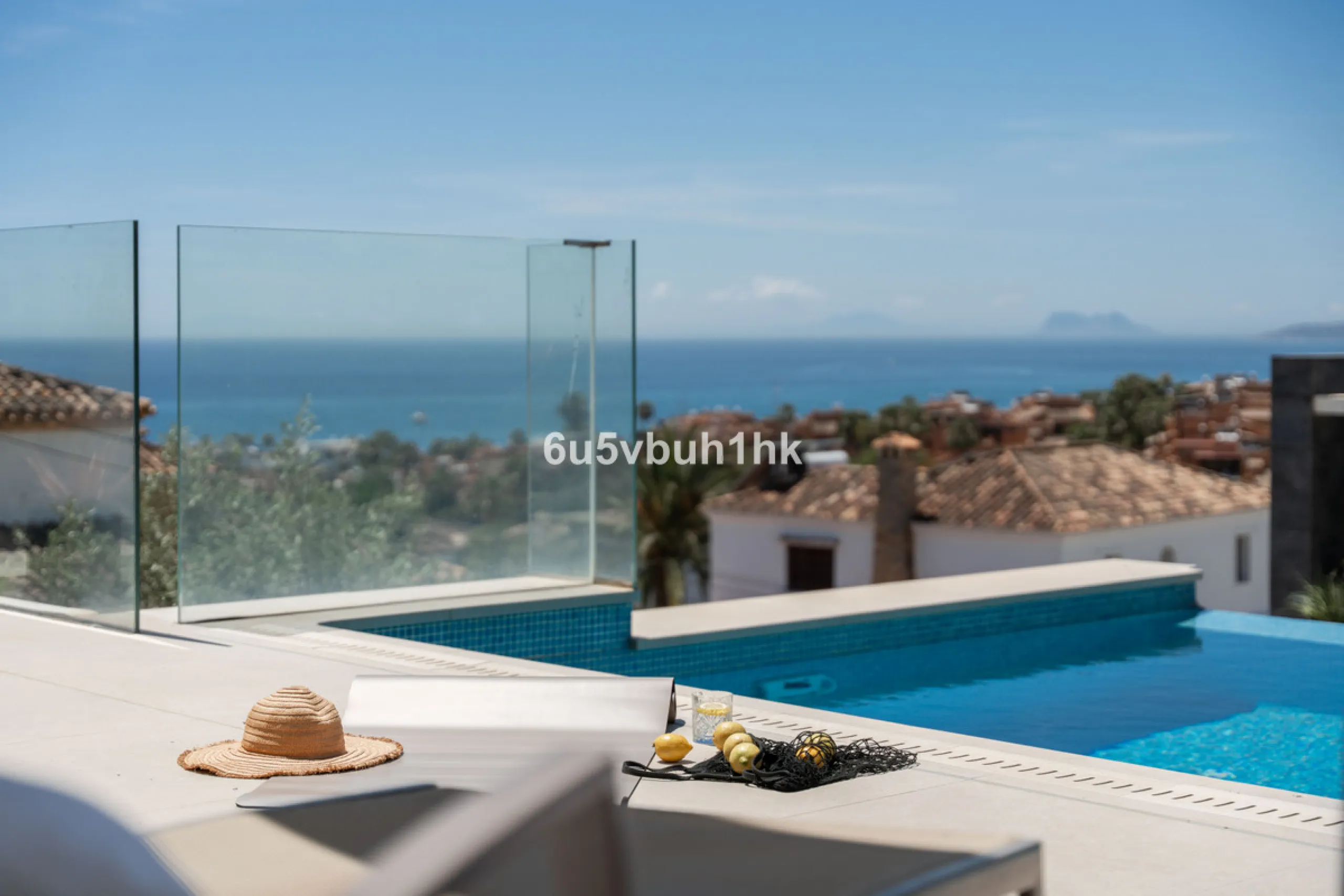 House - Detached Villa в продаже в Estepona, Málaga. В доме 5 спален и 4 ванных комнат. Площадь дома 508 м². Площадь участка 624 м²