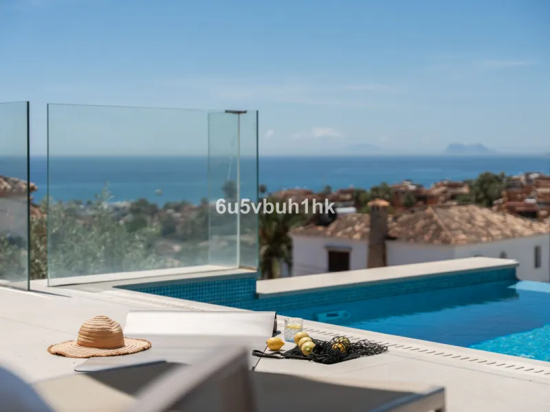 House - Detached Villa в продаже в Estepona, Málaga. В доме 5 спален и 4 ванных комнат. Площадь дома 508 м². Площадь участка 624 м²