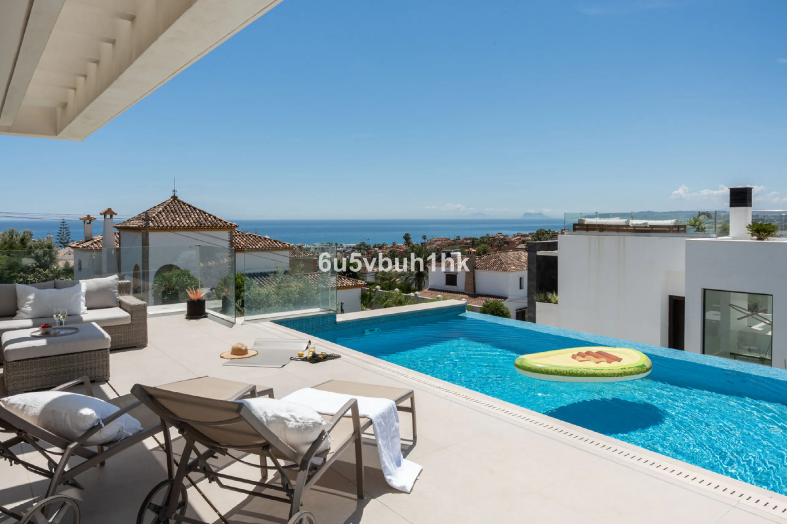 House - Detached Villa в продаже в Estepona, Málaga. В доме 5 спален и 4 ванных комнат. Площадь дома 508 м². Площадь участка 624 м²